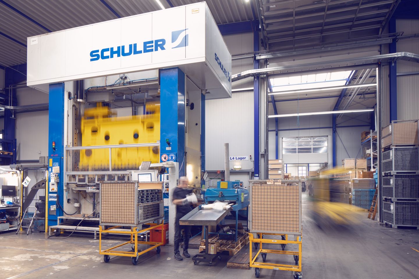 Firmenhalle mit Stanzpresse