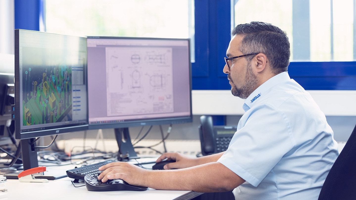 Man sitzt am PC und arbeitet an einer 3D Konstruktion