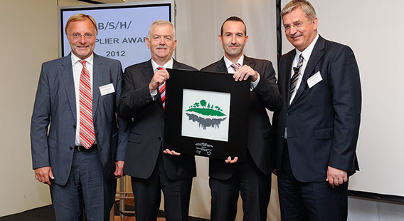 4 Personen beim Best Global Supplier Award
